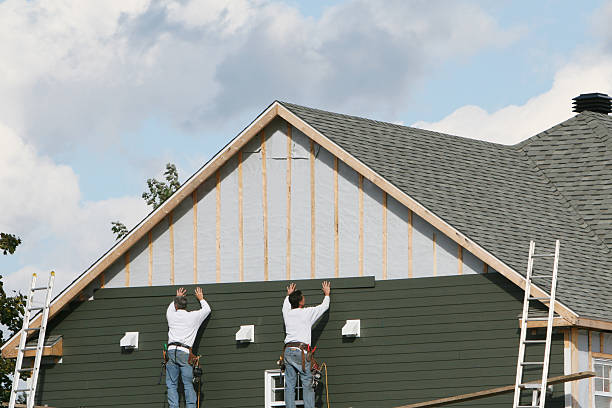 Professional Vinyl Siding technician working in Geneva, WA